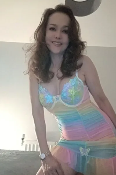 Thai Surrey Heath Escort in her bedroom