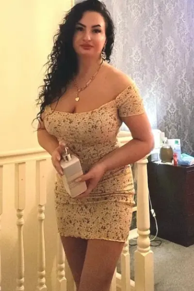 Leeds masseuse hold massage oils