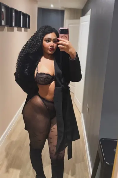 Curvy Ebony Leeds escort in black lingerie