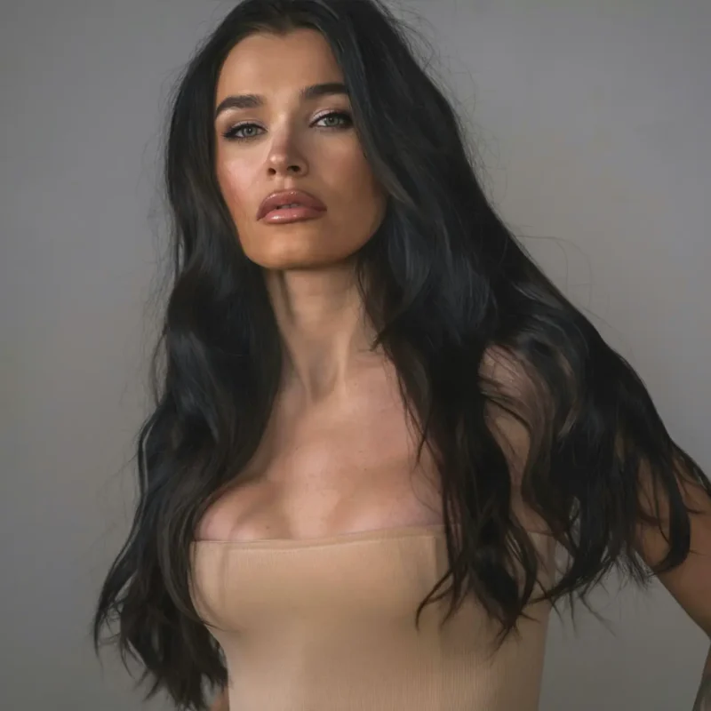 Attractive dark-haired Cork escort